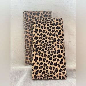 Chetah Print Check Presenter